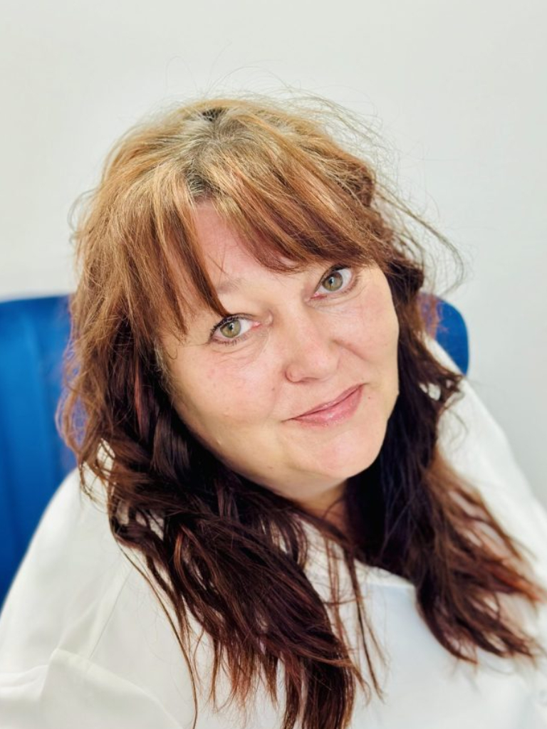 Lächelnde Frau mit langen Haaren

