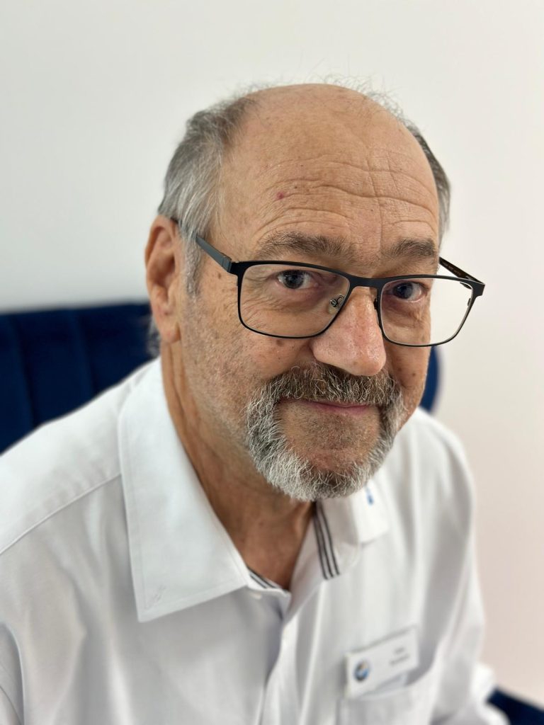 Älterer Mann mit Brille

